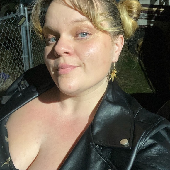 Meet your Posher, Robin M. Milligan. Artist, adventurer, entrepreneur. - Picture 3 of 5